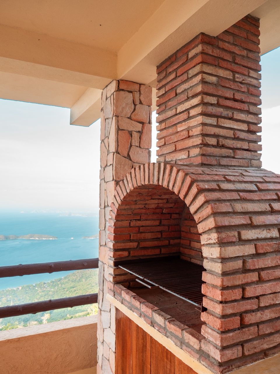 Barbecue in mattoni con vista sui Caraibi