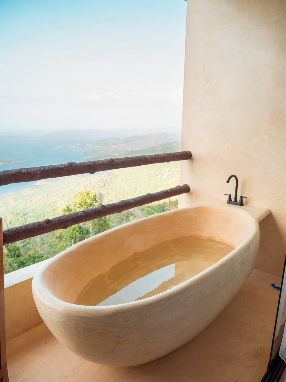 Vasca da bagno della Suite Principale con vista sul mare